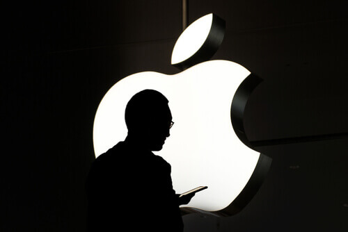 Apple to Start Selling Pricey Headsets