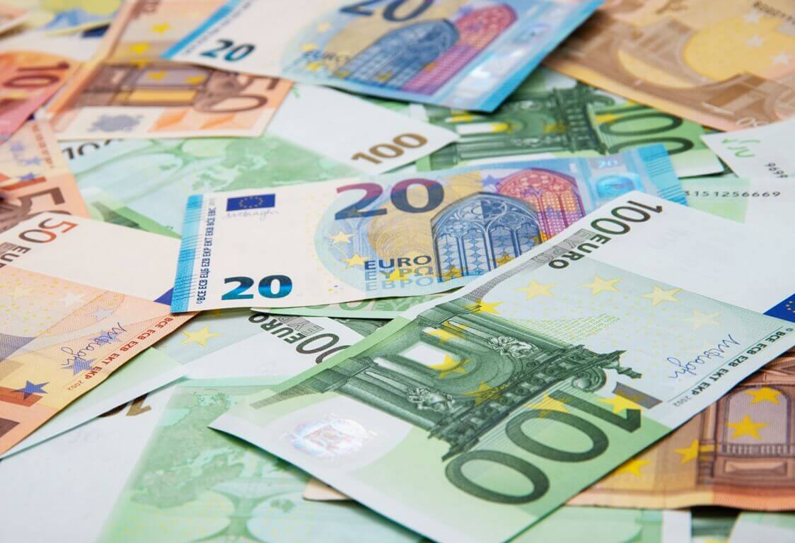 Euro exchange rate to dollar shows stability