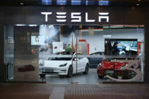 Traders still invest in Tesla stock despite negative news